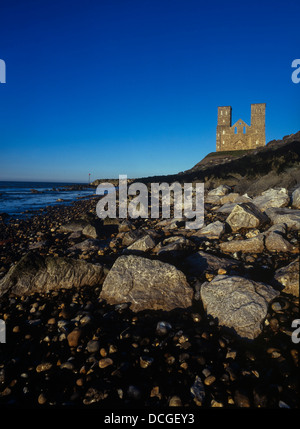 Die imposanten Türme der mittelalterlichen Kirche an Reculver dominieren die Skyline von Herne Bay, Kent, England, Großbritannien Stockfoto