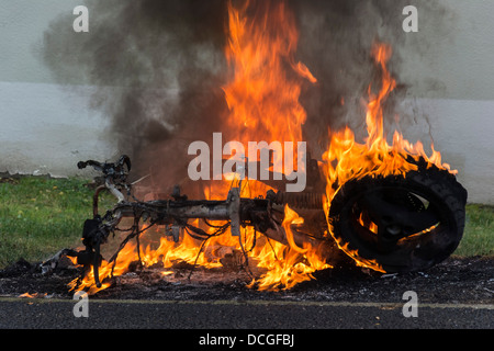 Scooter in Brand nach Brandstiftung Stockfoto