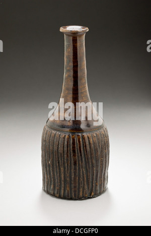 Diese Sake-Flasche in Form einer Bürste ist ein unverwechselbares Stück japanischer Handwerkskunst. Die „Tokkuri“-Flasche zeigt komplexe Keramikarbeiten und ein einzigartiges Design, das sowohl den künstlerischen Ausdruck als auch den funktionalen Zweck des Schiffes symbolisiert. Stockfoto