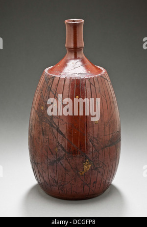 Diese Sake-Flasche in Form eines traditionellen japanischen Teebesen ist eine einzigartige Darstellung kultureller Kunst. Das Design verbindet die Funktionalität eines Tokkuri mit symbolischen Elementen aus japanischen Teezeremonien und bietet ein funktionales und künstlerisches Stück in der LACMA-Kollektion. Stockfoto