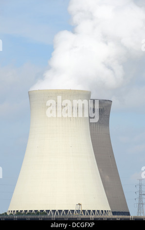 Ein Kühlturm eines Kernkraftwerks Stockfoto