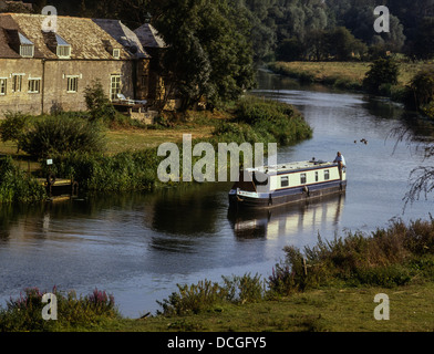 Narrowboat entlang den Fluss Nene bei Wansford, Cambridgeshire Stockfoto