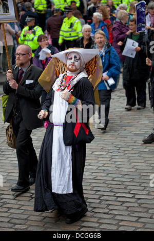 Edinburgh, Schottland, 17. August 2013, März gegen rassistische und faschistische Gruppen bringt Verkehr zum Stillstand im Stadtzentrum. Ein paar Straßen entfernt die Schottische Defence League (SDL) März an das Parlament. Stockfoto