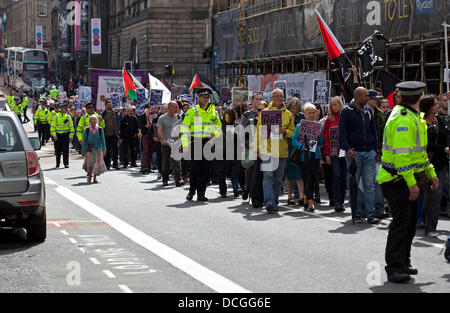 Edinburgh, Schottland, 17. August 2013, März gegen rassistische und faschistische Gruppen bringt Verkehr zum Stillstand im Stadtzentrum. Ein paar Straßen entfernt die Schottische Defence League (SDL) März an das Parlament. Stockfoto