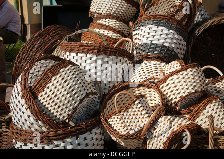 Weidenkörbe für Verkauf am Bauernmarkt in Wadowice, Polen. Stockfoto
