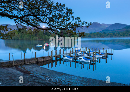 Boote am Derwent Water bei Sonnenaufgang, Keswick, Nationalpark Lake District, Cumbria, England, UK, Europa. Stockfoto