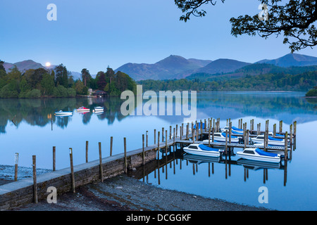 Boote am Derwent Water bei Sonnenaufgang, Keswick, Nationalpark Lake District, Cumbria, England, UK, Europa. Stockfoto