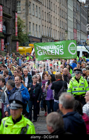 Edinburgh, Schottland, 17. August 2013, März gegen rassistische und faschistische Gruppen bringt Verkehr zum Stillstand im Stadtzentrum. Ein paar Straßen entfernt die Schottische Defence League (SDL) März an das Parlament. Stockfoto