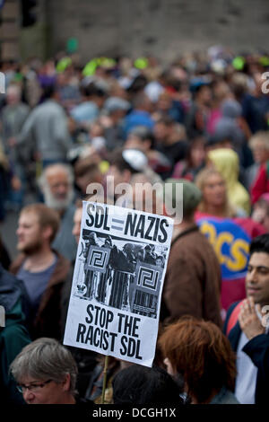 Edinburgh, Schottland, 17. August 2013, März gegen rassistische und faschistische Gruppen bringt Verkehr zum Stillstand im Stadtzentrum. Ein paar Straßen entfernt die Schottische Defence League (SDL) März an das Parlament. Stockfoto