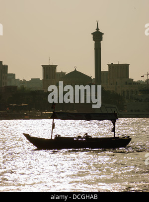 DUBAI, Vereinigte Arabische Emirate-NOVEMBER 13: Schiff in Port Said am 13. November 2012 in Dubai, VAE. Die ältesten kommerziellen Hafen von Dubai Stockfoto