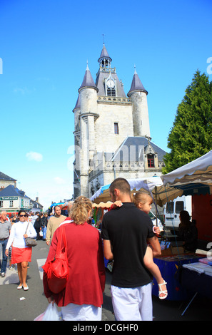 Markt und Shopper in Rue du Col Tetart, Rue, Somme, Picardie, Frankreich Stockfoto