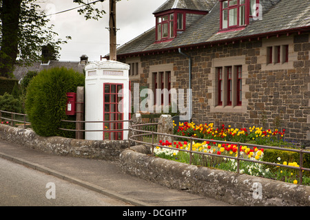 Schottland, Perth und Kinross, Rhynd, seltene K3 aufgeführten Telefonzelle im Garten des Old Post Office, nur eine in UK Stockfoto