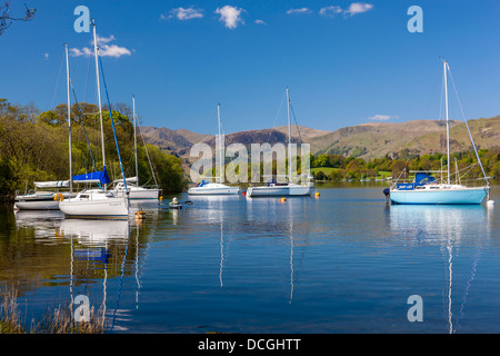 Boote vertäut am Ullswater, Nationalpark Lake District, Cumbria, England, UK, Europa. Stockfoto