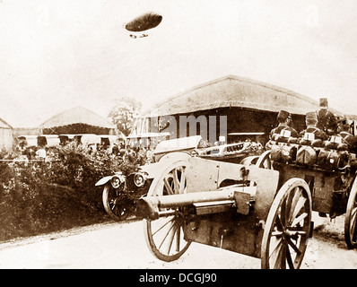 Luftschiff über eine französische Artillerie Spalte während WW1 Stockfoto