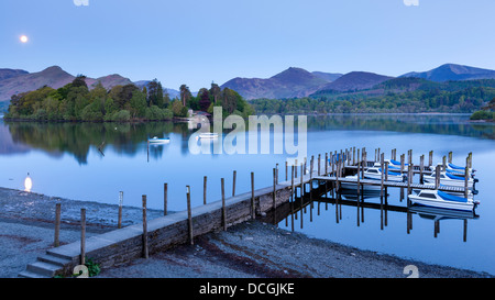 Boote am Derwent Water bei Sonnenaufgang, Keswick, Nationalpark Lake District, Cumbria, England, UK, Europa. Stockfoto