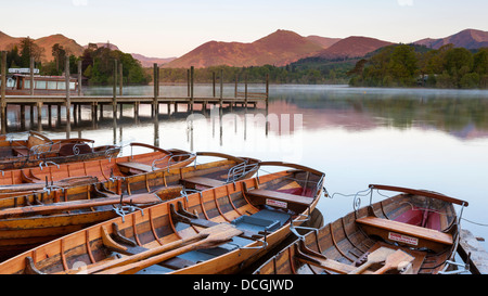 Boote am Derwent Water bei Sonnenaufgang, Keswick, Nationalpark Lake District, Cumbria, England, UK, Europa. Stockfoto