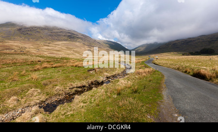 Blick Richtung Wrynose Pass auf Wrynose Boden aus Hardknott Pass in den Lake District National Park Stockfoto