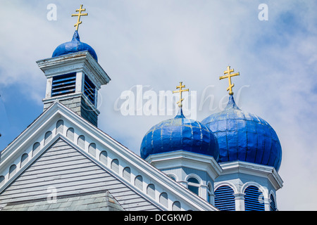 Die blauen Kuppeln und Gold Kreuze auf drei Zwiebeltürme der St. Nikolaus-orthodoxen Kirche, Salem, MA. Stockfoto