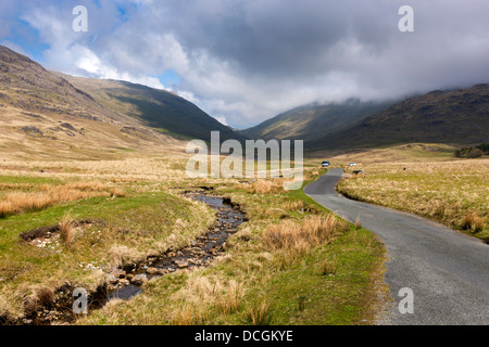 Blick Richtung Wrynose Pass auf Wrynose Boden aus Hardknott Pass in den Lake District National Park Stockfoto