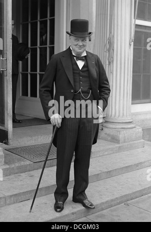 Digital restaurierte Oldtimer englische Geschichte Foto von Winston Churchill tragen Hut und Tails, 1929. Stockfoto