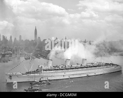 Dem zweiten Weltkrieg Foto der RMS Queen Mary im Hafen von New York ankommen. Stockfoto