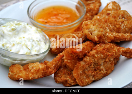 Knusprige Kokos Garnelen mit Mango & Tartar Saucen serviert Stockfoto