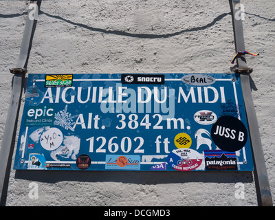 Das Höhenschild in Aiguille du Midi markiert den Gipfel mit 3.842 Metern, einen der höchsten erreichbaren Punkte der französischen Alpen, mit einem herrlichen Blick auf das Mont Blanc-Massiv bei Chamonix Stockfoto