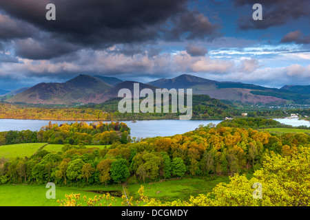 Blick vom Castlehead Holz Aussichtspunkt in der Nähe von Castlerigg Dorf über Derwent Water (Derwentwater) in Richtung Derwent Fells. Stockfoto