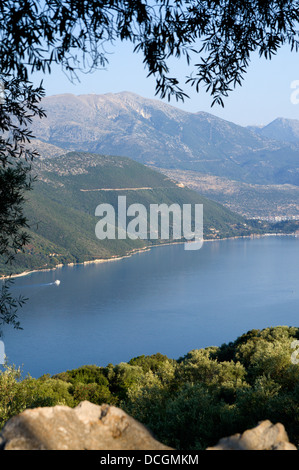 Blick vom Meghas Birnos Hügel in der Nähe von Spartohori über den Meganisi geraden auf der Insel Lefkas, Ionische Inseln, Griechenland. Stockfoto