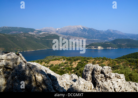 Blick vom Meghas Birnos Hügel in der Nähe von Spartohori über den Meganisi geraden auf der Insel Lefkas, Ionische Inseln, Griechenland. Stockfoto