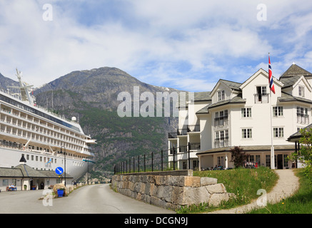 Kreuzfahrtschiff vor Anker im Hafen von Quality Hotel &amp; Resort in Eidfjorden Fjords in Eidfjord, Måbødalen, Hardanger, Hordaland, Norwegen Stockfoto