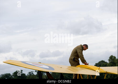 Woburn Abtei, Bedfordshire, UK - 17. August 2013. Eine Pilot überprüft sein Flugzeug bei des de Havilland Moth Clubs 28. International Moth Rallye in Woburn Abbey Stockfoto