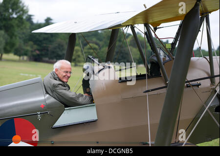 Woburn Abtei, Bedfordshire, UK - 17. August 2013. Eine Pilot schaut auf die de Havilland Moth Club 28. International Moth Rally in Woburn Abbey Stockfoto