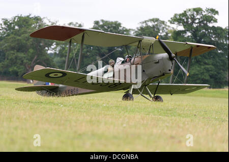 Woburn Abtei, Bedfordshire, UK - 17. August 2013. Eine Tiger Moth taxis bei des de Havilland Moth Clubs 28. International Moth Rallye in Woburn Abbey Stockfoto