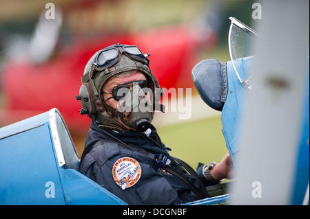 Woburn Abtei, Bedfordshire, UK - 17. August 2013. Eine Pilot bereit für ausziehen bei des de Havilland Moth Clubs 28. International Moth Rallye in Woburn Abbey Stockfoto