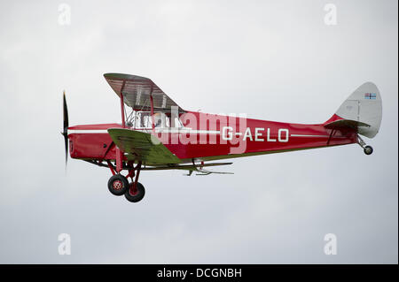 Woburn Abtei, Bedfordshire, UK - 17. August 2013. Eine Hornet Moth im Flug bei der de Havilland Moth Club 28. International Moth Rallye in Woburn Abbey Stockfoto