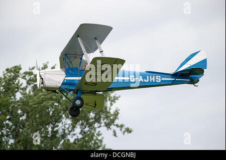 Woburn Abtei, Bedfordshire, UK - 17. August 2013. Eine Tiger Moth im Flug bei der de Havilland Moth Club 28. International Moth Rallye in Woburn Abbey Stockfoto