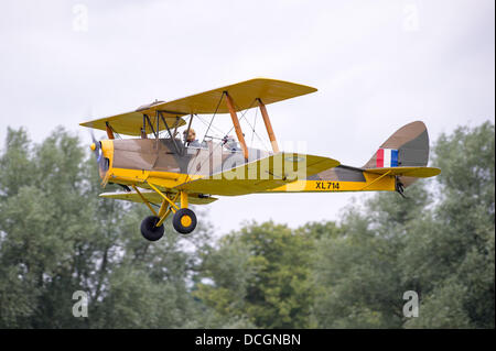 Woburn Abtei, Bedfordshire, UK - 17. August 2013. Eine Tiger Moth im Flug bei der de Havilland Moth Club 28. International Moth Rallye in Woburn Abbey Stockfoto