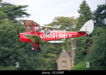 Woburn Abtei, Bedfordshire, UK - 17. August 2013. Eine Tiger Moth im Flug bei der de Havilland Moth Club 28. International Moth Rallye in Woburn Abbey Stockfoto