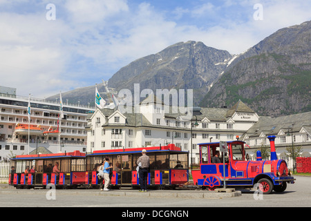 Touristen Troll Zug außerhalb des Quality Hotel und Resort in Eidfjord, Måbødalen, Hardanger, Hordaland, Norwegen, Skandinavien Stockfoto