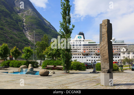 Öffentlicher Park und Skulpturen mit Kreuzfahrtschiff Crystal Symphony vertäut in Eidfjorden Fjords in Norwegen Eidfjord Hardanger Hordaland Stockfoto