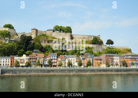 Panoramablick auf mittelalterlichen Zitadelle in Namur, Belgien von der Maas Stockfoto