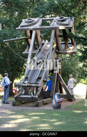 Ballista im Warwick Castle - große mittelalterliche Replik Belagerungsmaschine Stockfoto