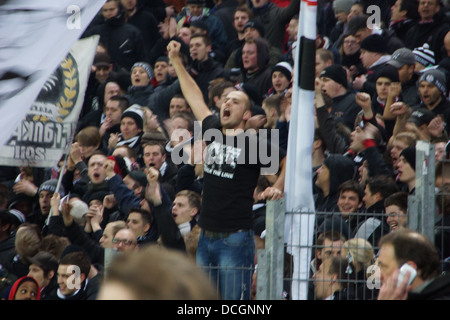 Die legendäre Fans aus der Frankfurter Fußball-Club Eintracht während des Spiels in Hamburg feiern Stockfoto