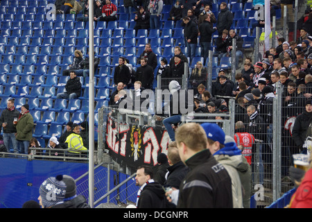 Die legendäre Fans aus der Frankfurter Fußball-Club Eintracht während des Spiels in Hamburg Stockfoto