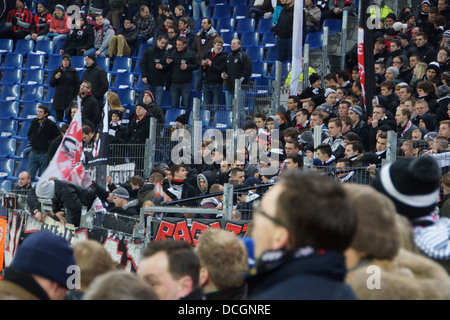 Die legendäre Fans aus der Frankfurter Fußball-Club Eintracht während des Spiels in Hamburg Stockfoto