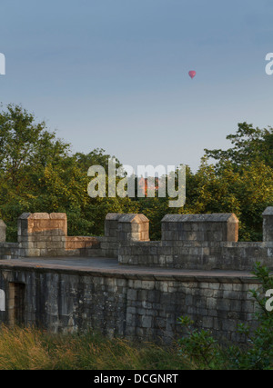 Am frühen Morgen Licht auf die alten alten ummauerten Stadt York City Walls Heißluftballon Ballon im Hintergrund Yorkshire England Stockfoto