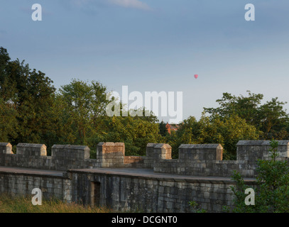 Am frühen Morgen Licht auf die alten alten ummauerten Stadt York City Walls Heißluftballon Ballon im Hintergrund Yorkshire England Stockfoto