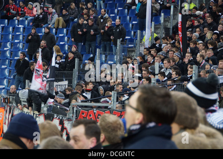 Die legendäre Fans aus der Frankfurter Fußball-Club Eintracht während des Spiels in Hamburg Stockfoto