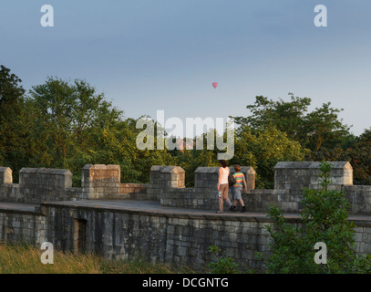 Am frühen Morgen Licht auf die alten alten ummauerten Stadt York City Walls Heißluftballon Ballon im Hintergrund Yorkshire England Stockfoto